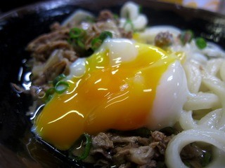 手打十段 うどんバカ一代 - 2012年10月 温玉肉うどん 温玉・・・トロトロ