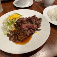 キャトルラパン 北梅田 - ステーキランチ　1枚半(300g) (¥1100)。 300gでトベます。