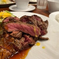 キャトルラパン 北梅田 - ステーキランチ　1枚半(300g) (¥1100)。 300gでトベます。