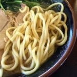 無さぼり家 - 四之宮の麺は少し細めの中太麺。