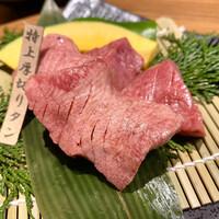 神戸牛焼肉 石田屋。Hanareの上 - 特上厚切りタン