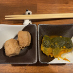 Kateiteki Ryouri Izakaya Shirotokuro - お通しは里芋の煮転がしとかぼちゃの煮物