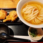 うどん居酒屋 江戸堀 - 夏はやっぱりひやかけ！ガッシリ力強い剛麺とひんやりイリコ出汁に、熱々ジューシーな鶏天が2つ♪ひやかけ鶏天セット820円