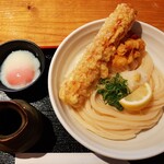 うどん居酒屋 江戸堀 - ドーンと迫力のあるちくわ天と巨大な鶏天に温玉添え♪竹鶏玉ぶっかけうどん（中盛り500g）860円