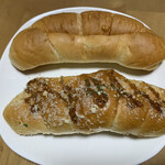 塩パン屋 パン・メゾン - 上　: ツナ､  下　: カレーコロッケ　