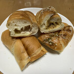 塩パン屋 パン・メゾン - 左　: ツナ､   右: カレーコロッケ