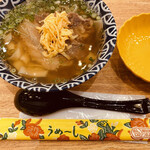 おきなわ県民食堂 - 沖縄煮豚そば(小) ＝５４０円
お皿は骨入れで用意される
