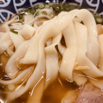 おきなわ県民食堂 - 麺は平打ちのきしめん風