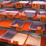 マルヤマ肉店 - 揚げ物は店内左に１０種程