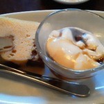 浜木綿 - ﾃﾞｻﾞｰﾄ　さつまも入り蒸しﾊﾟﾝ、黒蜜がけ杏仁豆腐