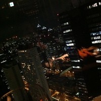 星空の中へ - 窓からの夜景
