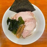 Gonen Shokudou - 肩ロースの低温調理されたチャーシュー、材木メンマ、若布、濃紫の板海苔、昆布水に浸った細麺
