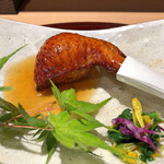 おみ乃 - 栗と雑穀米を詰めて揚げた手羽先 + 菊菜・春菊のおひたし（アップ）