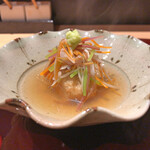 おみ乃 - 蓮根 沢煮（人参 + 紫人参 + 牛蒡 + 椎茸 + 絹さや + 三つ葉 + 鶏皮）