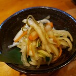 Izakaya Muroran Shingo - サービスの大根の皮の漬物