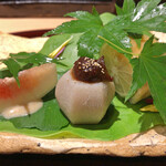 おみ乃 - 伊達鶏の棒寿司 + 石川芋の赤味噌 + 無花果の胡麻クリームがけ（アップ）