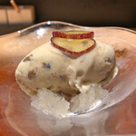 おみ乃 - ラムレーズンのムースアイス（上：巨峰のコンポート、下：白ワインのグラニテ）（アップ）