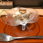 おみ乃 - ラムレーズンのムースアイス（上：巨峰のコンポート、下：白ワインのグラニテ）