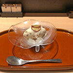 おみ乃 - ラムレーズンのムースアイス（上：巨峰のコンポート、下：白ワインのグラニテ）