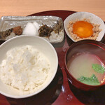 おみ乃 - 土鍋ご飯（南魚沼産こしひかり） + 鳥スープ + 肉味噌 + 大根の糠漬け + 昆布の佃煮 + 鳥そぼろと卵黄醤油漬け