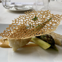 小笠原伯爵邸 - 穴子 ピメントンチョリセロの〝サンゴ〟オクラ
                    穴子をフリットと鉄板焼きと調理法を変えた一皿、ピメントンチョリセロ（赤パプリカのオランデーズソース）を付けながらいただきます。
                    これがとっても美味しい！