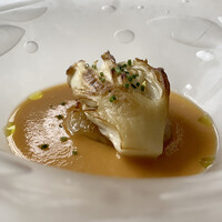 小笠原伯爵邸 - トマトのサルモレホ　ホタテのプランチャ　白舞茸
                    これは美味しい！！
                    ホタテが食感が良く甘みがありトマトのサルモレホの酸味とトロッとした食感がホタテに合います。
                    白舞茸も香りも味もいいなぁ〜♪