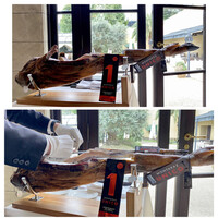 小笠原伯爵邸 - ハモンコルタドール（カッティングサービス）
                      コルダドールとは生ハムをカットする職人の事、スペインだけの専門の職業です。
                      オプションとしてお願いしました♪
                      生ハムのもも肉、内側と外側を食べ比べです♬
                      