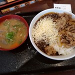 Yoshinoya - 『肉だく牛黒ｶﾚｰ（大盛）』と『ﾁｰｽﾞ』と『とん汁』
