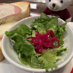 プロント - グリーンリーフに赤キャベツのサラダが付きます