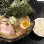 らーめん 喜丸 - 豚骨ラーメンとライス！