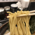らーめん 喜丸 - ストレート麺にスープが絡む！