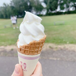 八紘学園 農産物直売所 - 【2021年08月】ソフトクリーム（小）＠200円、しかもカミサン上を食べちゃった(笑)。