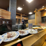 廻転寿司弁慶 - 開店間際なので廻っているお皿はどれも新鮮です！