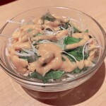 プロキリティ - ドレッシングはエスニックの味がして美味しいです。