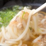 Horumon Yakiniku Shichifuku - 七福名物『かすうどん』。さっぱりした中にコクのあるダシと香り豊かな「カス」（かりかり小腸）が絶品です。