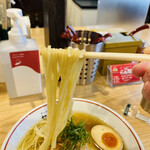 セアブラノ神 - ちゅるちゅるんとした細めのストレート麺！よく締まって美味しい〜(´﹃｀)♡