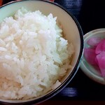 Yakisobaya Kou - ランチの漬物、ご飯