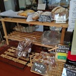 パンとワインの店 ぱんびーの - パンコーナー