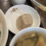 158326725 - ランチのセット　スープ（干しエビを使ったスープ）点心（焼売）デザートのパンナコッタ風杏仁豆腐