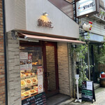 劉家荘 - お店の外観　オシャレなバルみたいでしょ、、
右端の鶏がかわいい！