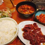 Yakiniku Omonitei - はらみランチ
                        ランチユッケジャンスープ
                        ランチキムチ