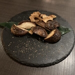 じんや - 新得産椎茸のバター焼き