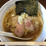 麺屋 花畑 - 具材は、薄切りのロースチャーシューと、厚切りバラチャーシュー、穂先メンマ、板海苔、刻みネギに刻みタマネギ。