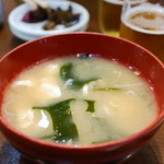 浜小屋 - 普通の味噌汁のようなあら汁(?)