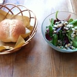 ア・ラ・カンパーニュ 柏店 - ランチセットの、サラダとプチパン