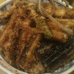 天ぷら よこい - 穴子天丼のアップ写真。巻いてあるのは骨です。