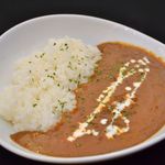 スリーインザブラック - 料理写真:三日間じっくり煮込んだミルク煮込みカレー