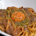 スリーインザブラック - 生パスタをミルク煮込みカレーで炒めたカレー生パスタ