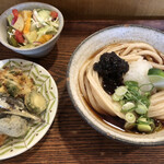 絹延橋うどん研究所 - ねぎ味噌ぶっかけ（冷や）、天ぷら、サラダ