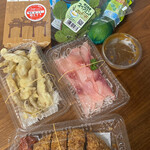 鯉とうなぎのまるます家 - げそ天＋手作りジャンボメンチカツ＋鯉のあらい(＋ゲストのセキネのシューマイ、ジャン酎たち)